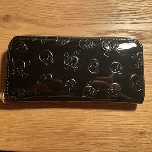 black skull wallet